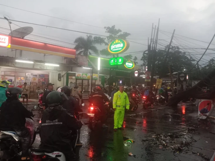 Hujan Disertai Angin...
