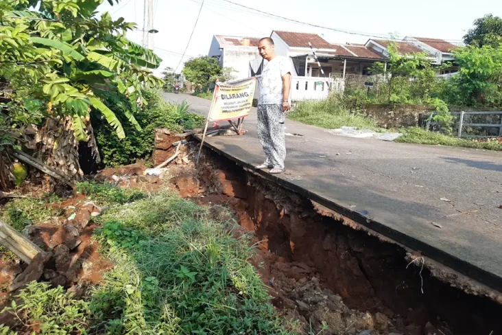 Jalan Desa Susukan di...