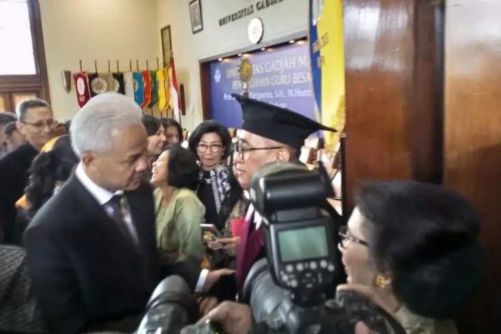 Hadiri Pengukuhan Guru...