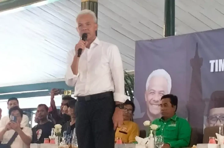 Di Hadapan Masyarakat...