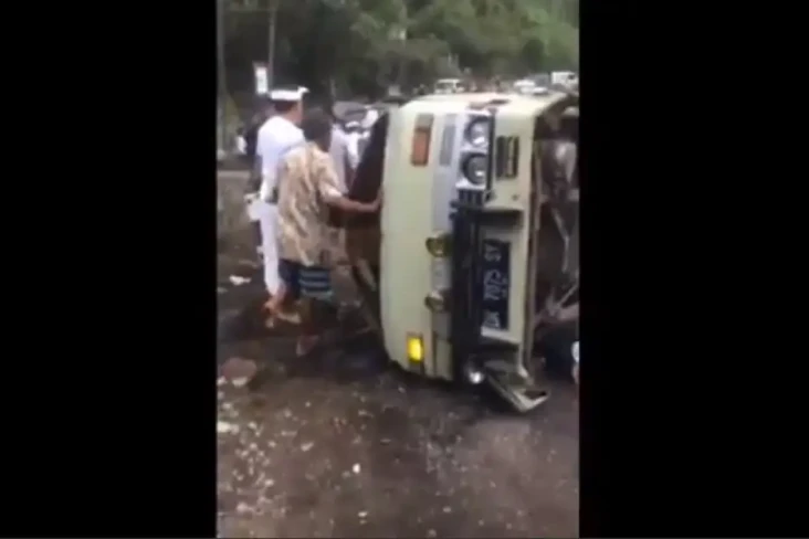 Minibus Angkut Belasan...