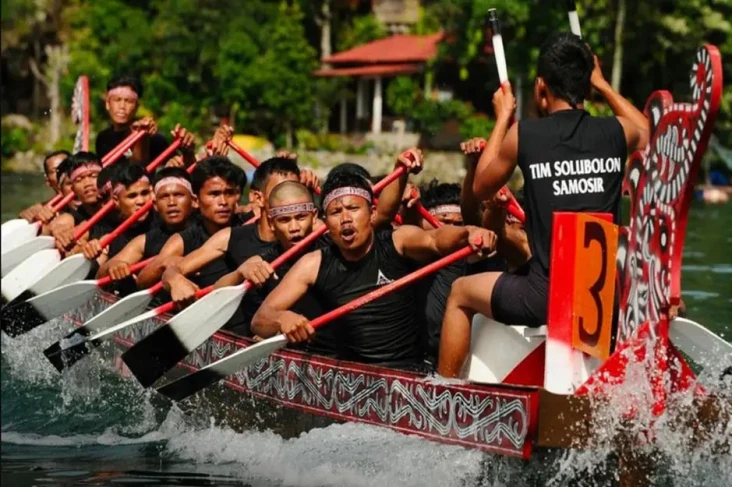 Kompetisi Balap Dayung...