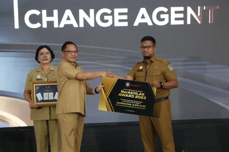 ASN Ditjen Politik dan...