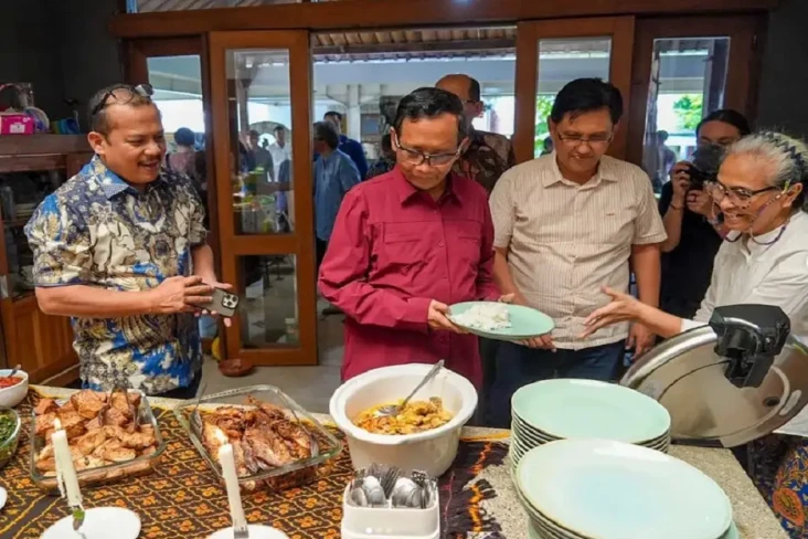 Mahfud MD Kunjungi Madura,...