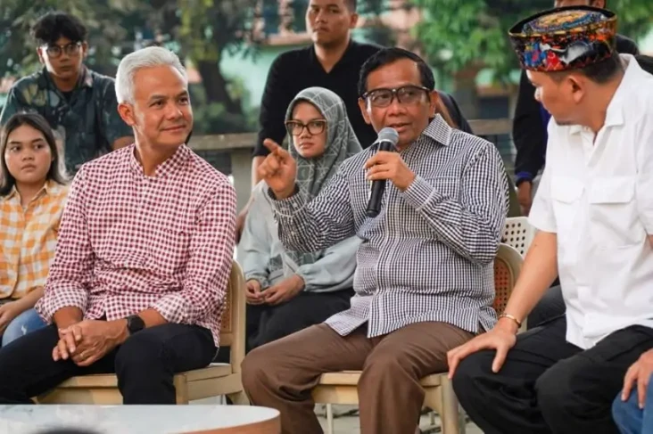 Momen Mahfud MD Berziarah...