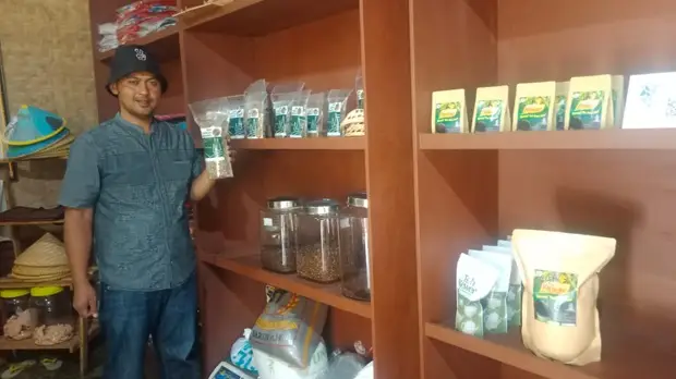 Menikmati Kopi Akar...