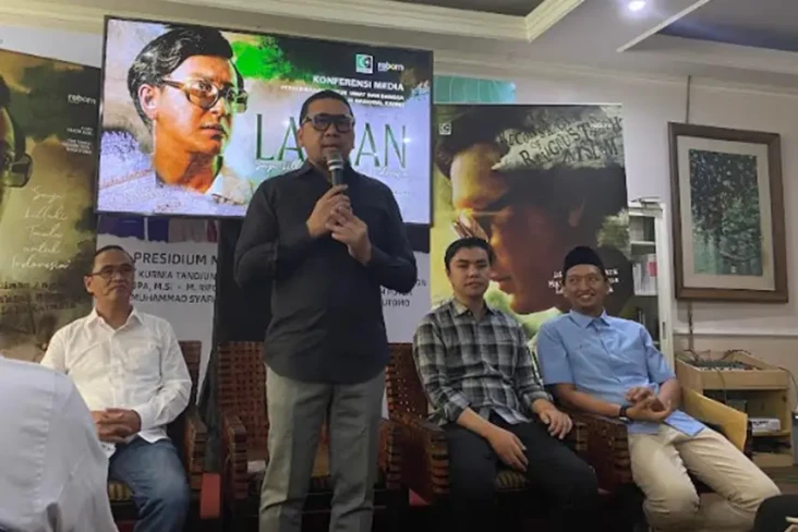 Dibintangi Dimas Anggara,...