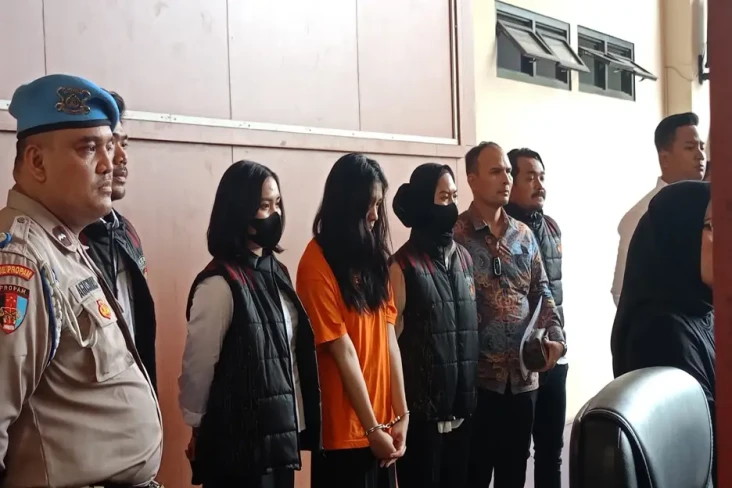 Tipu Korban Rp5,1 Miliar,...