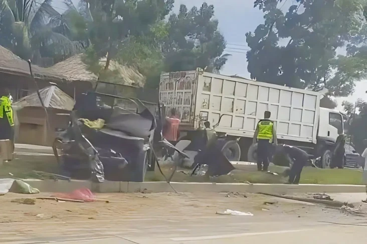 Pikap Tabrak Truk di...