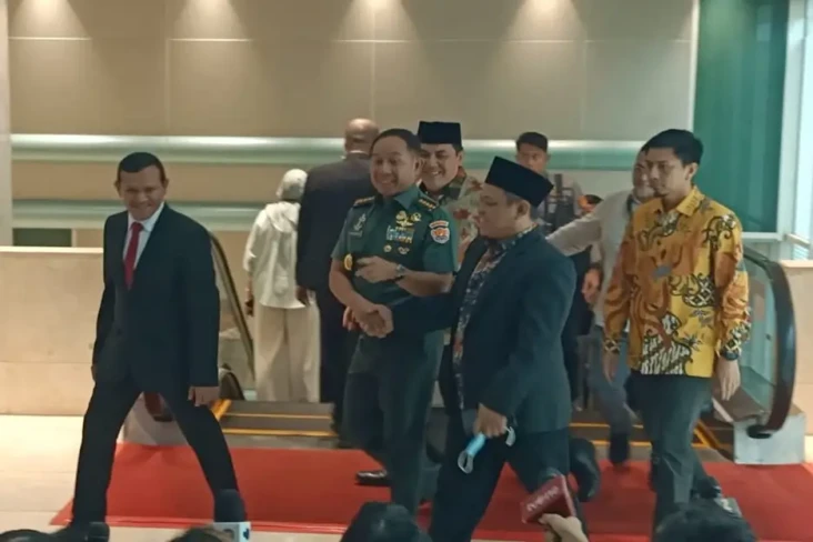 Tiba di DPR, Jenderal...