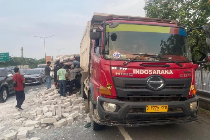 Sopir Mengantuk, Truk...