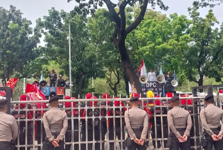 Buruh Kembali Demo di...