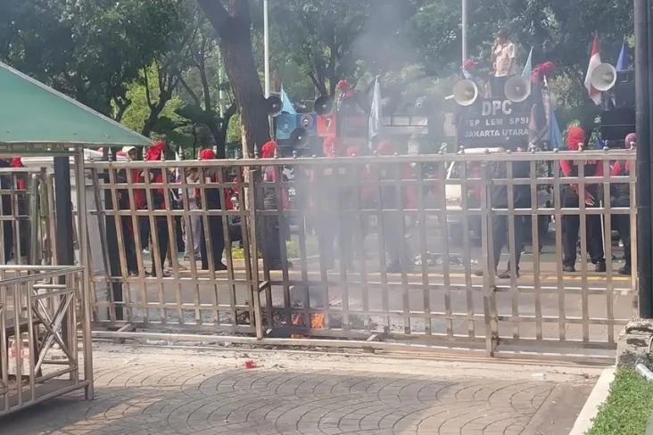 Memanas! Buruh Rusak...