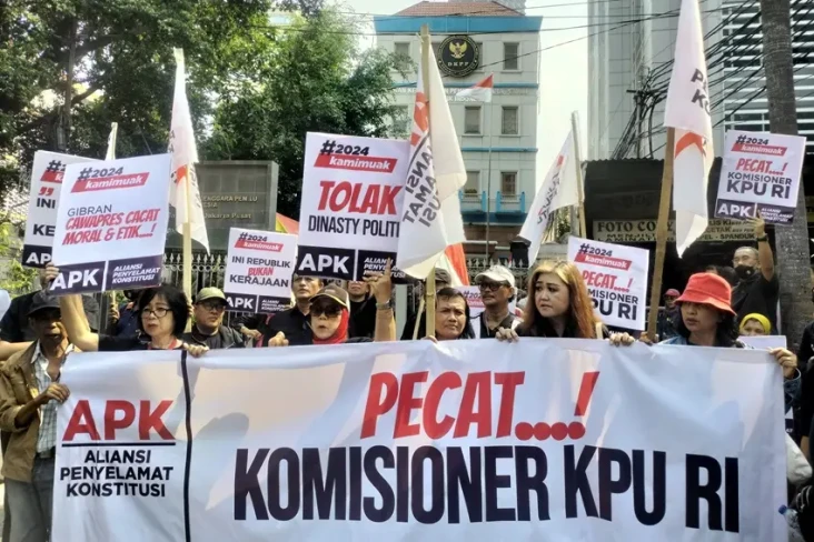 DKPP Didesak Pecat Semua...