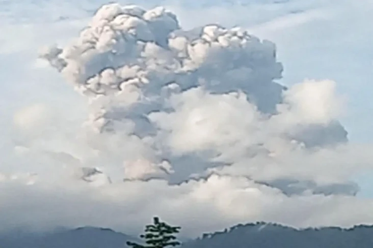 Gunung Dukono Erupsi...