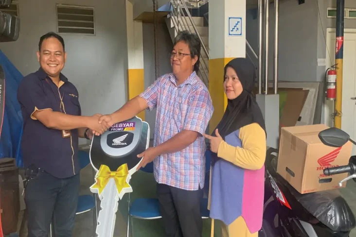MNC Finance Serahkan...
