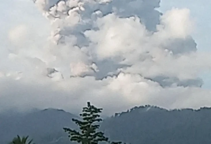 Gunung Dukono Erupsi...