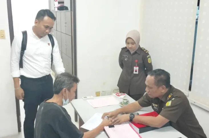 Polda Kepri Serahkan...