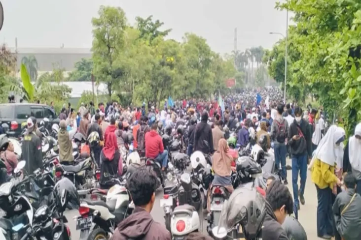 Ribuan Buruh Bekasi...