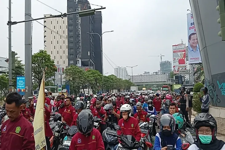Tuntut UMK Bekasi Naik...