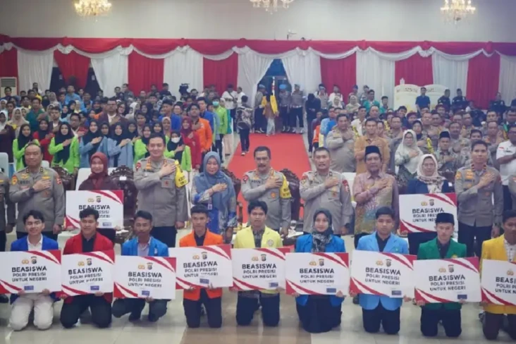 Wakapolri Serahkan Beasiswa...