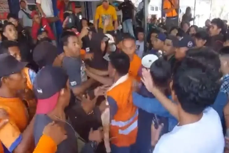 Tak Punya Tiket Kapal,...