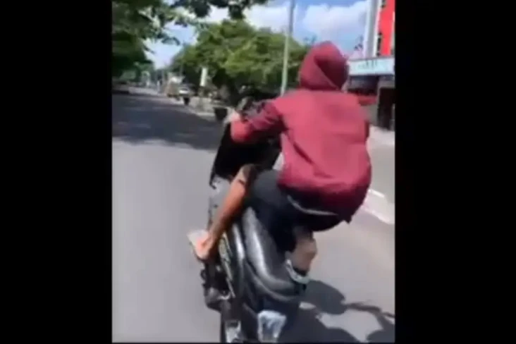 Aksi Ugal-ugalan di...