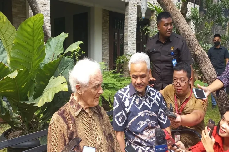 Dikunjungi Ganjar Pranowo,...
