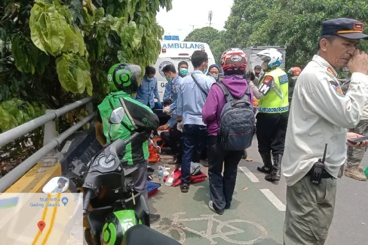 Mobil Satpol PP Tabrak...
