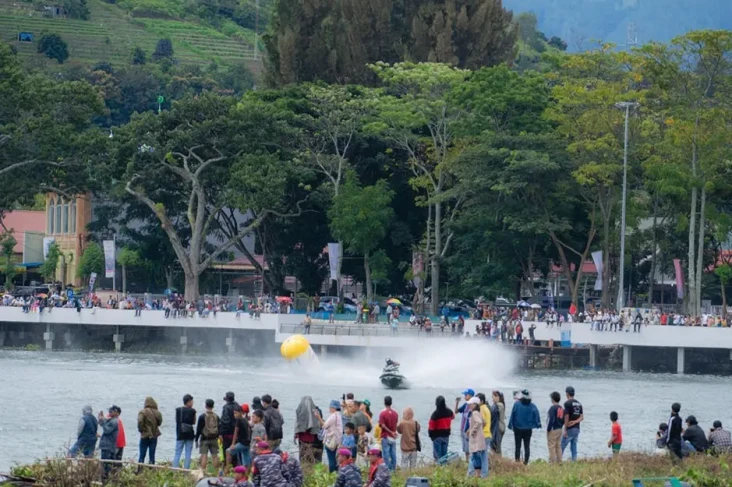 Puluhan Ribu Meriahkan...