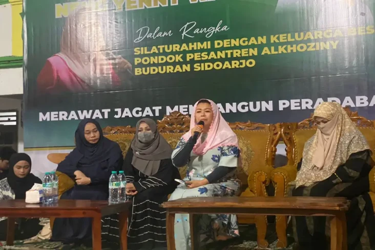 Yenny Wahid Berikan...