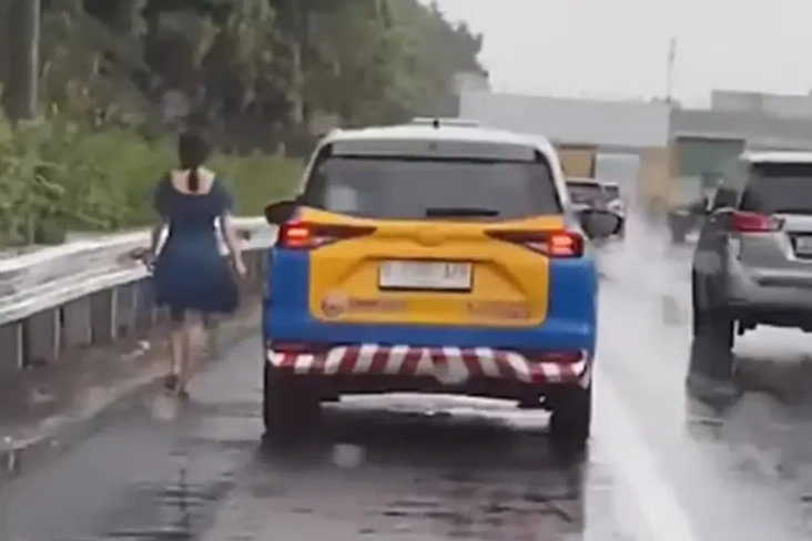 Viral! Perempuan Jalan...