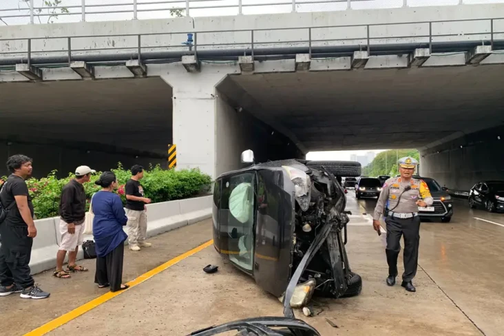 Pecah Ban, Innova Hitam...