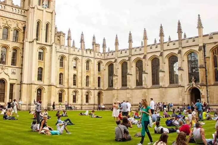 Universitas Oxford 8...