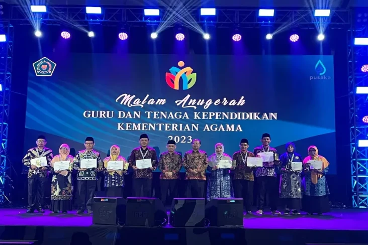 Berprestasi dan Berdedikasi,...