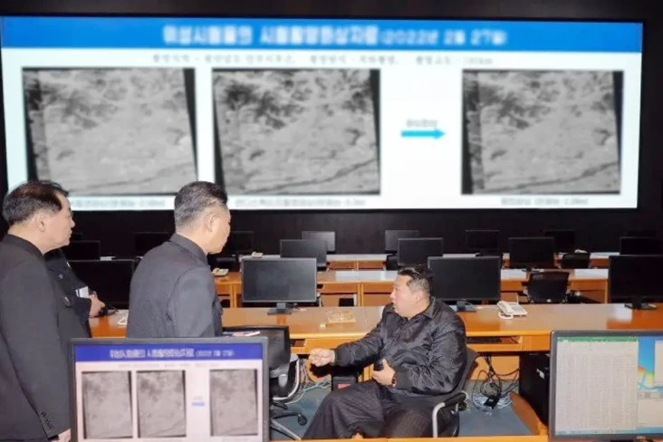 Sukses Luncurkan Satelit...