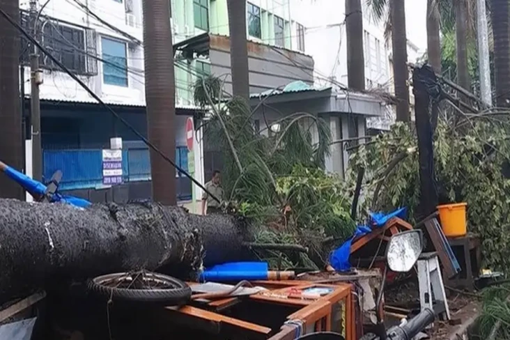 Hujan Deras Disertai...