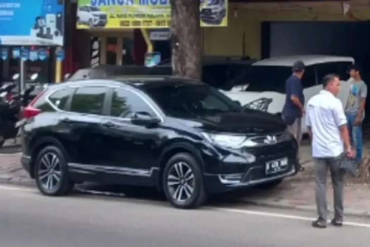 Diteriaki Klalpot Mobilnya...