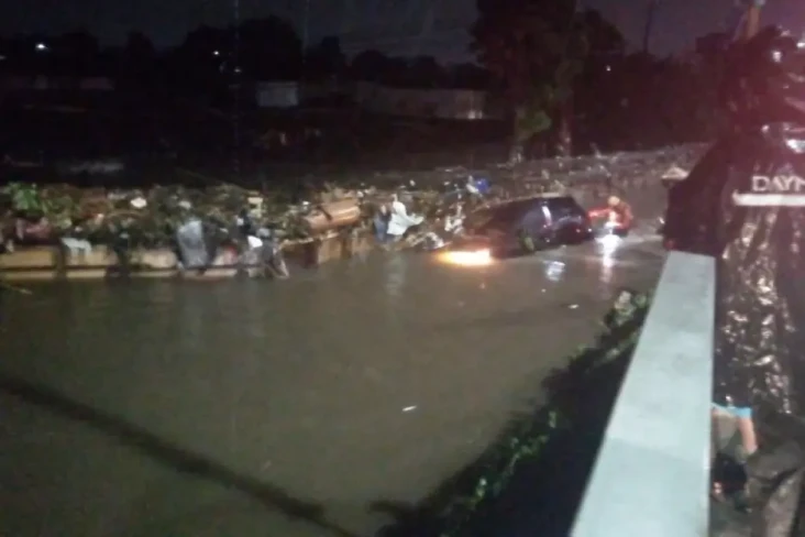 Mobil Nyaris Tenggelam...