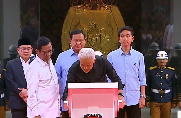 Ganjar Pranowo-Mahfud...