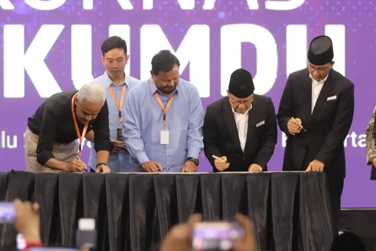 Kenakan Baju Hitam-Putih,...