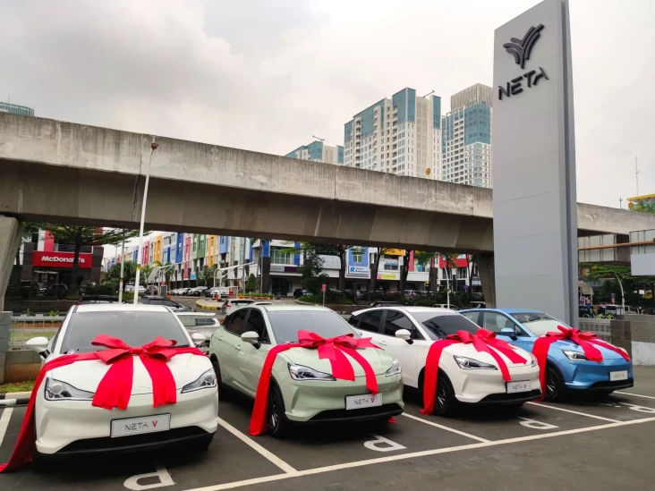 Diberi Pita Merah Muda,...