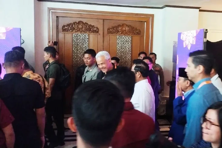 Ganjar dan Mahfud Hadiri...