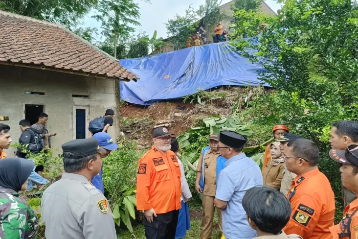 Korban Tewas Tanah Longsor...