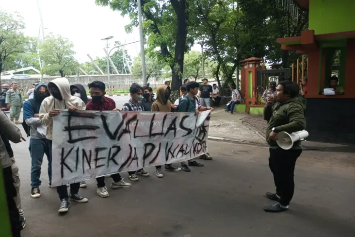 Mahasiswa Ingatkan Pj...