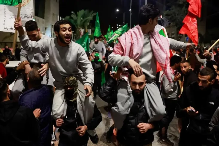 Hamas Lepaskan 17 Sandera...