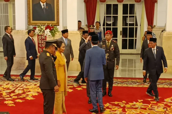 Momen Luhut Hormat ke...