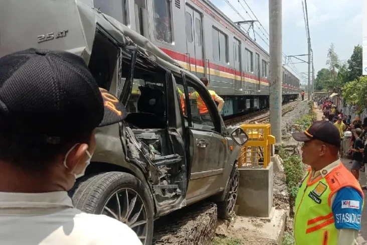 Detik-detik Mobil Tertabrak...