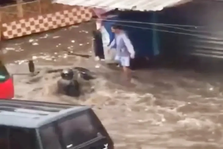 Ngeri! Pemotor Terseret...