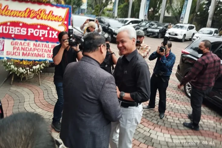 Tiba di GBI Mawar Saron,...